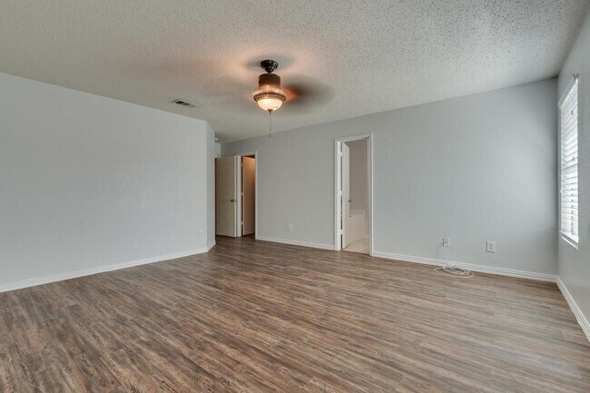 Building Photo - 5536 Camarillo Dr
