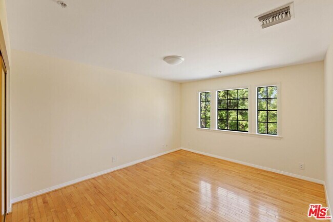 Building Photo - 5237 San Feliciano Dr