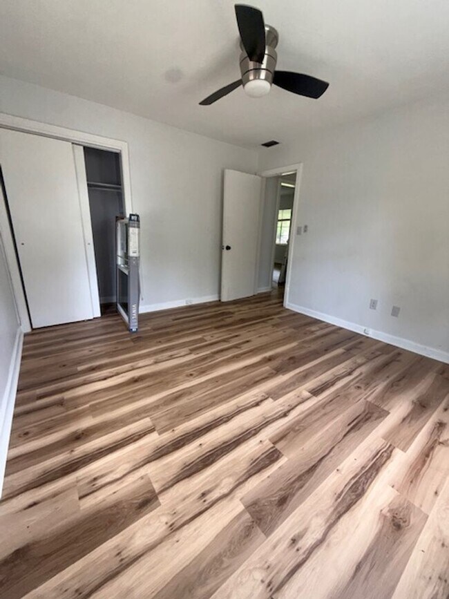 Building Photo - 1016 Alba Dr