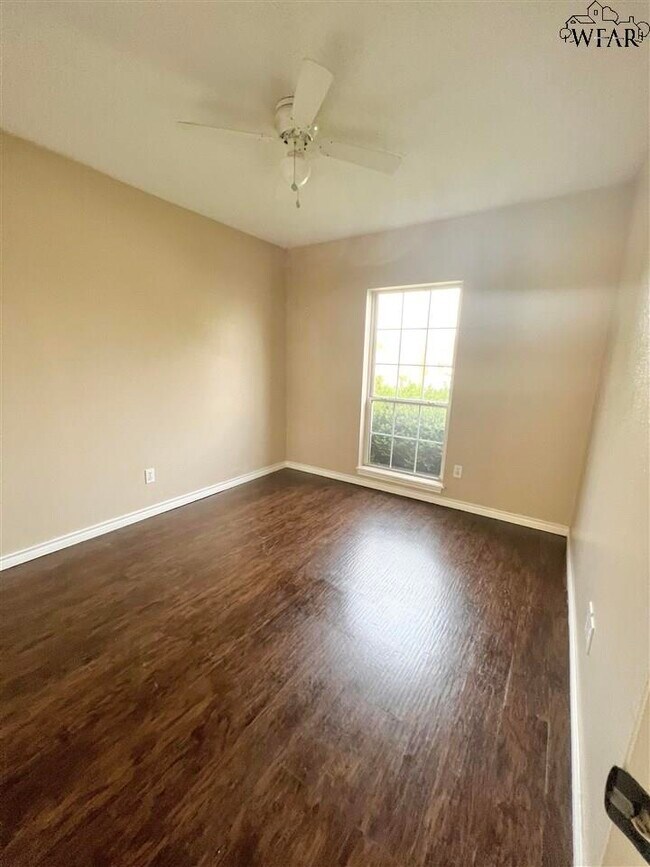 Building Photo - 5215 Northview Dr
