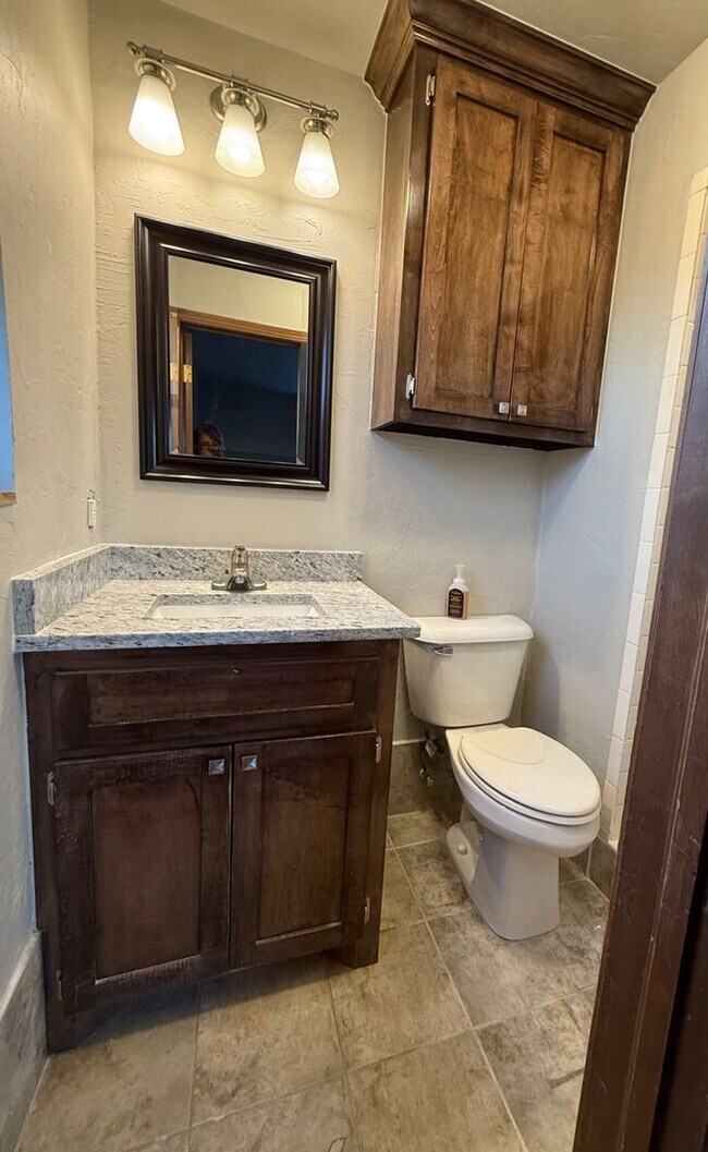 Building Photo - Complete new remodel 3-2-2 home off Broadway in the heart of Moore!