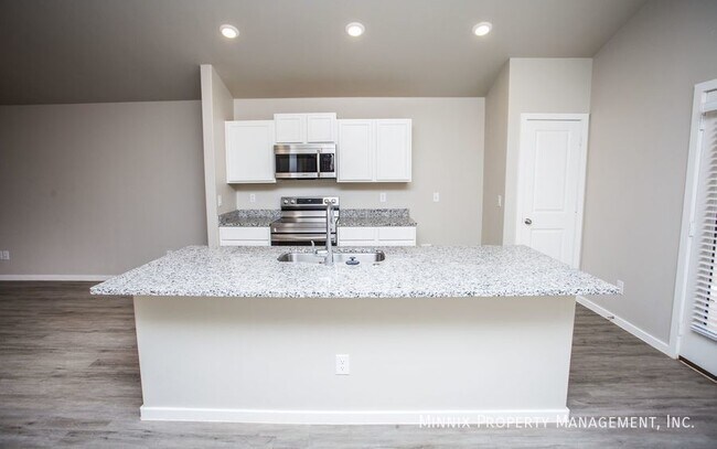 Building Photo - 2005 Kenwood Ave