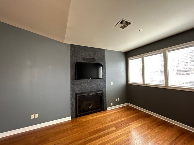 Building Photo - 2 Bedroom / 1.5 Bath Executive Apartment i...