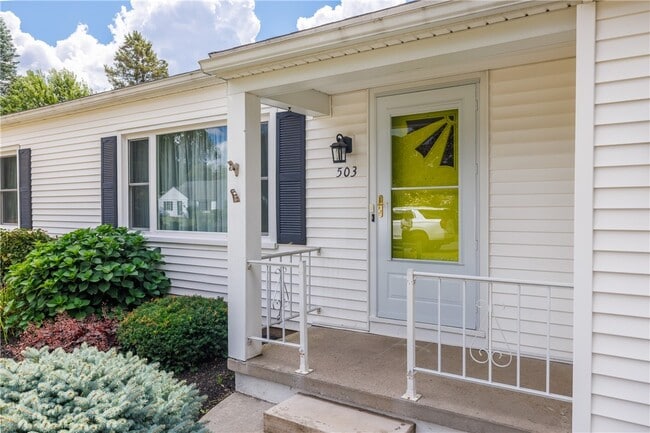 Building Photo - 503 Pineview Dr
