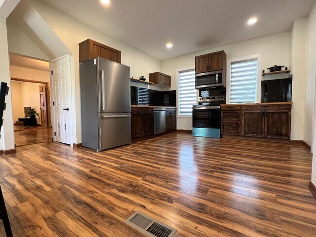 Building Photo - Detroid Shoreway Renovated  4 Bedroom, 2 Bath House with Detached Garage