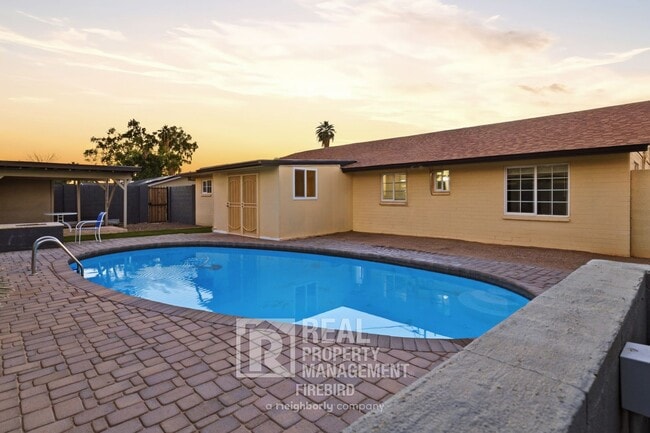 Building Photo - 1901 N 48th Pl