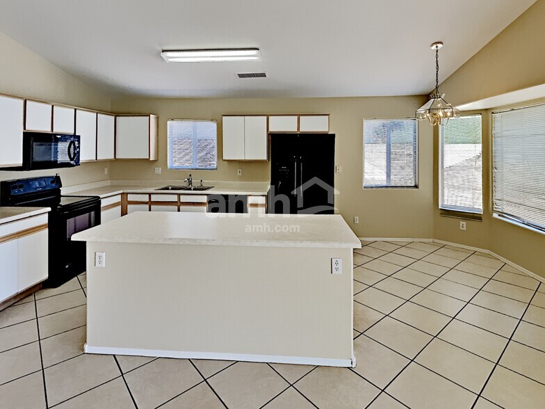 Building Photo - 8418 W Pinchot Ave