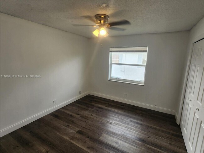 Building Photo - 4117 Woodside Dr
