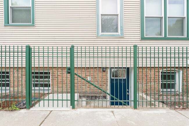 Building Photo - 1301 W Nelson St