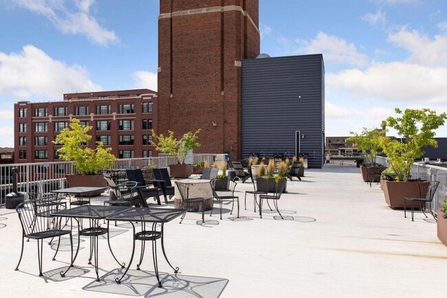 Building Photo - 700 N Washington Ave