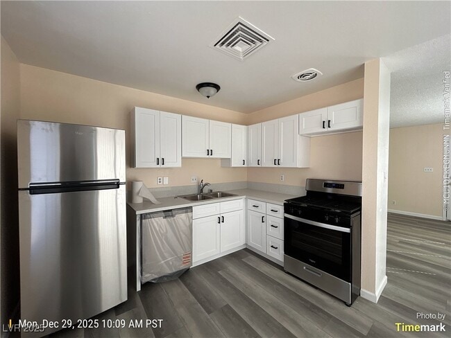 Building Photo - 4467 Pinegrove St