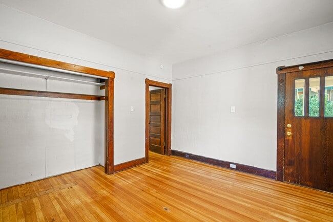 Building Photo - 975 University Ave