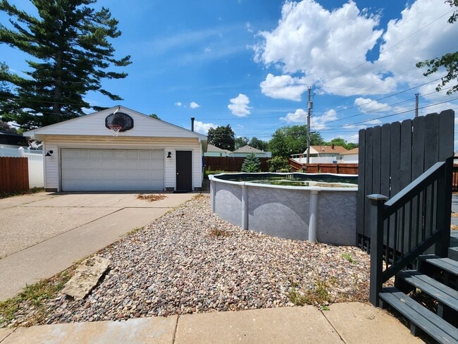 Building Photo - 4 Bedroom in East Moline  MUST SEE!!!