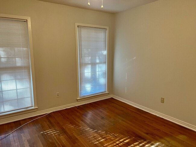 Building Photo - Brick home 3 bed and 2 bath