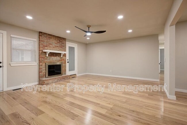 Building Photo - 314 N Lakeside Terrace