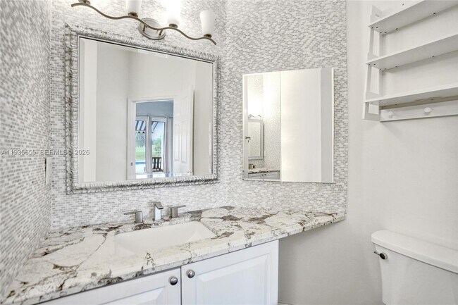 Building Photo - 652 W Palm Aire Dr