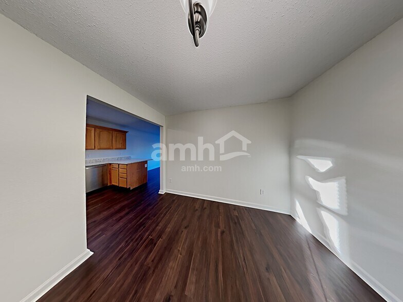 Building Photo - 15425 Dry Creek Rd