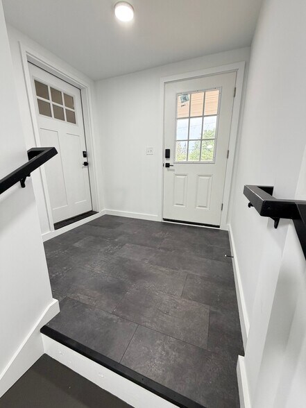 Building Photo - 20 Poirier Pl
