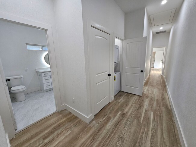 Building Photo - Ready for immediate move in!