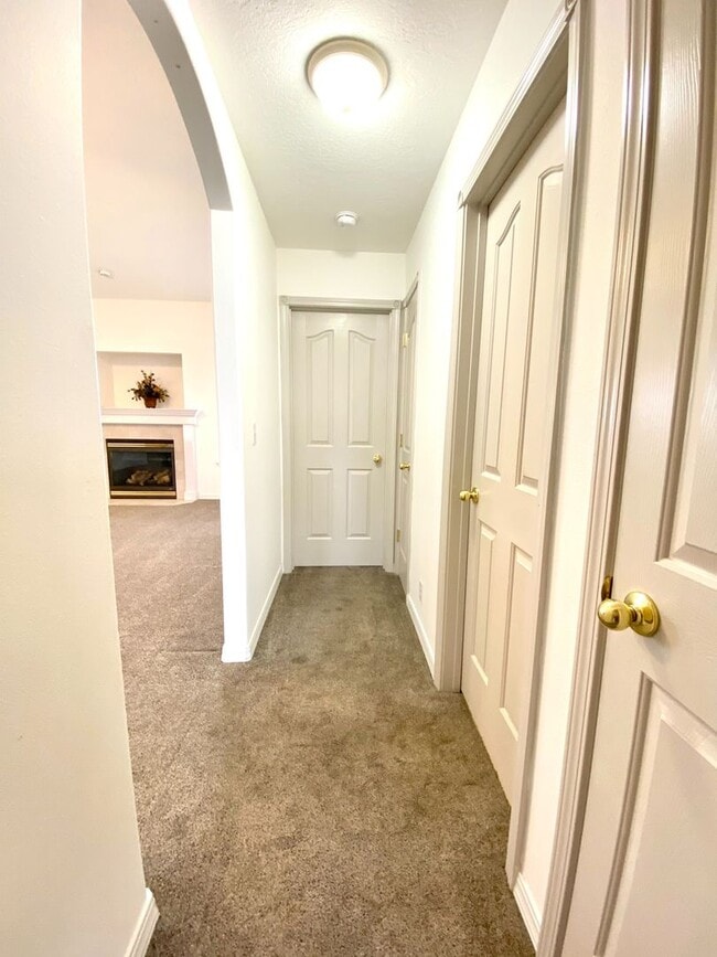 Building Photo - 3 Bed 2 Bath Single Level Home with 3 Car ...