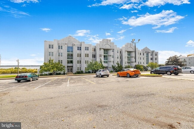 Building Photo - 5213 Le Parc Dr