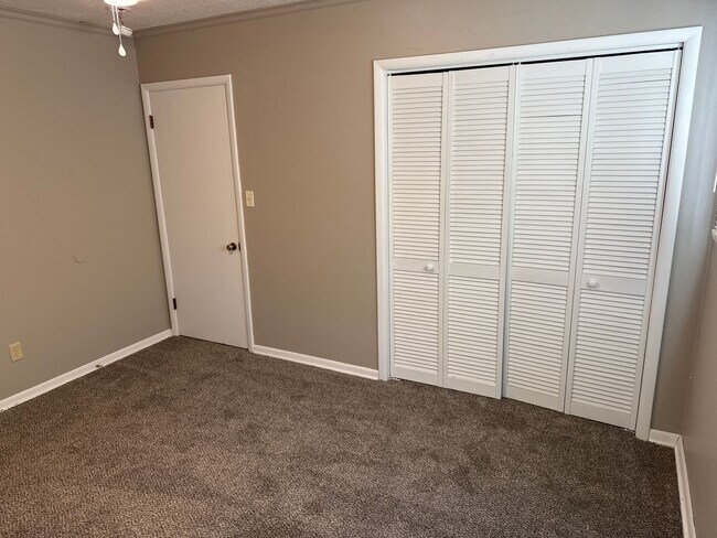 Building Photo - Totally Updated! New kitchen! 2 Living Areas! Kickapoo School District! $1,295