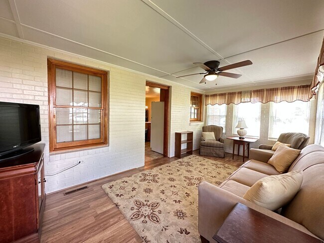 Building Photo - Fully Furnished/Inclusive 2 Bedroom/1 Bathroom Rancher For Rent