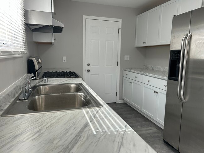 Building Photo - 510 S Alfred Ave