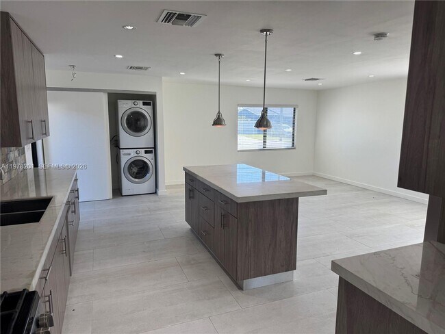 Building Photo - 2832 SW 124th Ct