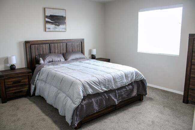 Building Photo - Executive Rental!