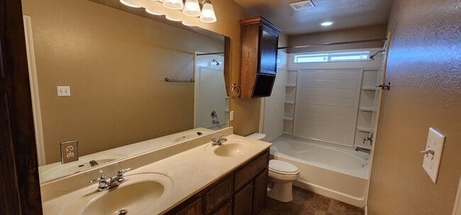 Building Photo - Beautiful 2 Bedroom / 2 Bath Duplex – Off ...