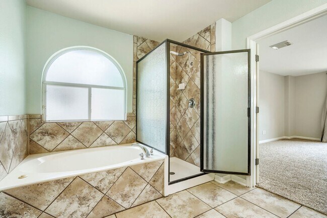 Building Photo - First time rental! Large home!