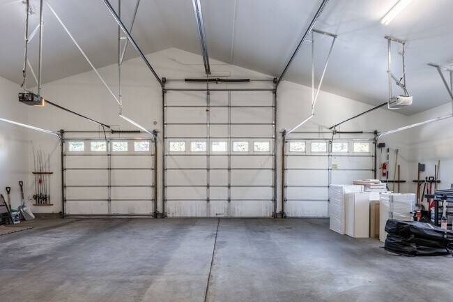 Building Photo - Mountain View Haven