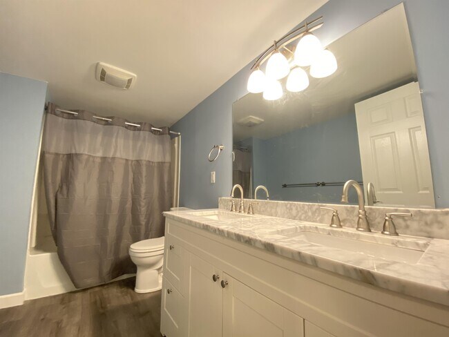 Building Photo - 624 Meadow Run Dr SW