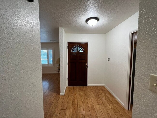 Building Photo - Immaculate 3 bedroom on a court!