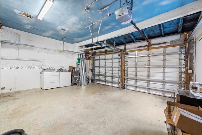 Building Photo - 921 Alava Ave
