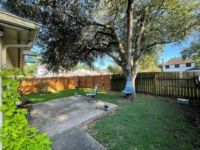 Building Photo - 1102 Camelot Ln