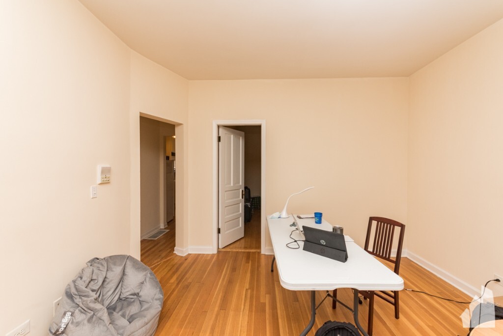 Building Photo - 854 W Buckingham Pl