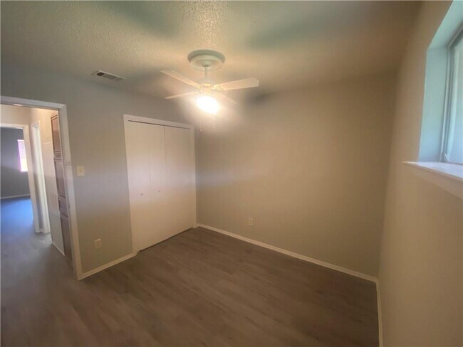 Building Photo - 321 W William Cannon Dr