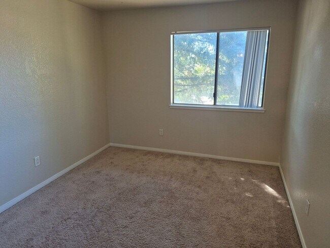 Building Photo - Two Bedroom Unit in HOA with Pool