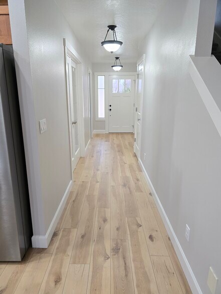 Building Photo - 591 W Kingsley St