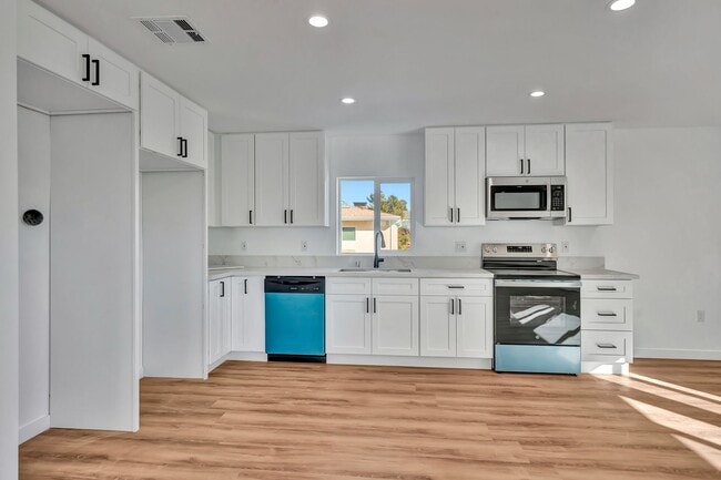 Building Photo - 11845 Hamlin St