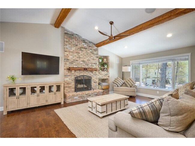 Building Photo - 1832 Essex Rd