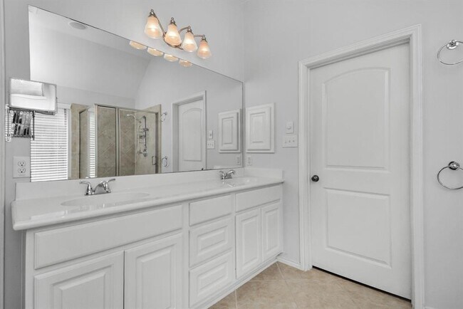 Building Photo - 2823 Woodland Glen Ln