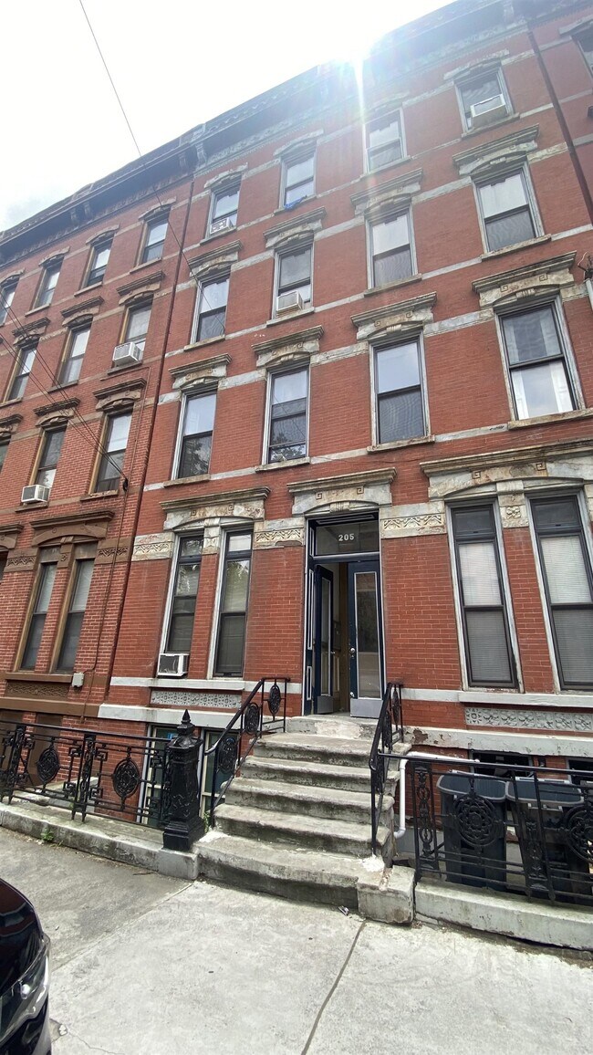 Building Photo - 205 8th St