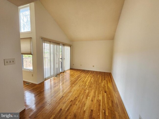Building Photo - 254 Sayre Dr