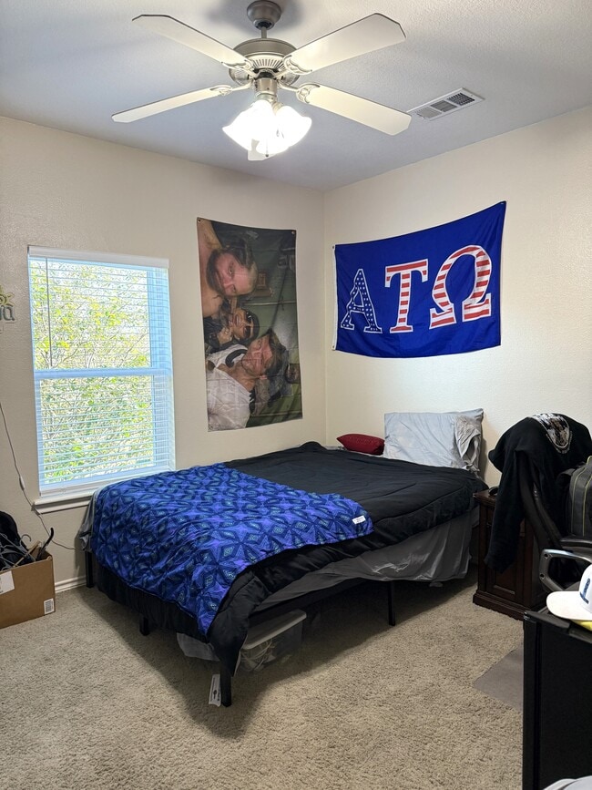 Building Photo - 1425 W Villa Maria Rd