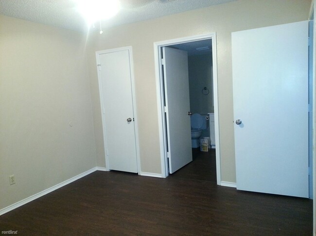 Building Photo - 3 br, 2 bath 4plex - 111 Peachtree Court D