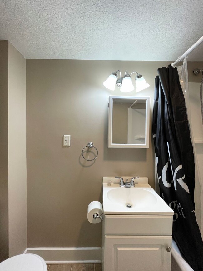Building Photo - Cute 3 Bed 1 Bath McPherson Home in Good N...