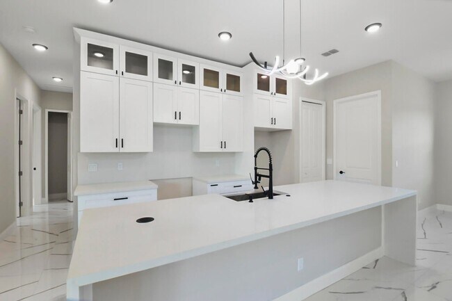 Building Photo - 850 SW Abingdon Ave